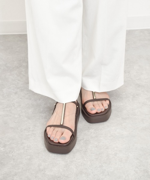 tukn.(トゥクン)の「厚底メタルパーツサンダル 軽量厚底(サンダル・レディース・ブラウン/シルバー/ブラック・M/S/L/LL)」の7枚目の写真