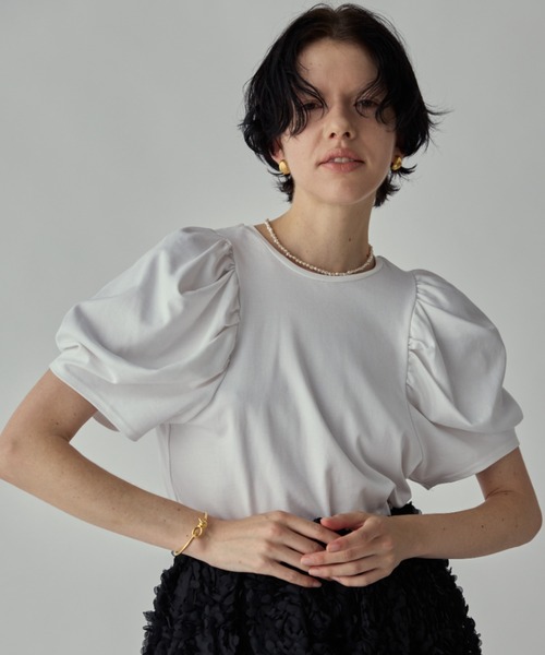 PERNA(ペルナ)の「パフスリーブカットソー(Tシャツ/カットソー・レディース・ブラック/ホワイト/レッド・FREE)」の1枚目の写真