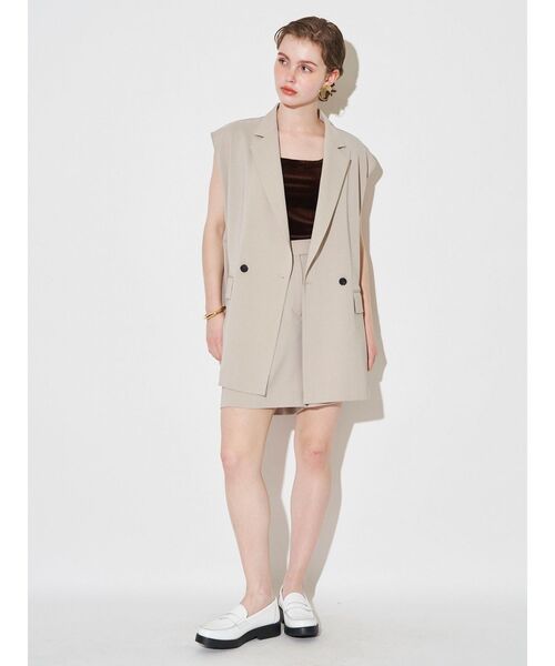 ELENDEEK（エレンディーク）の「タックハーフパンツ【セットアップ対応】（その他パンツ・レディース・ブラウン/アイボリー/チャコールグレー・01/02）」の4枚目の写真