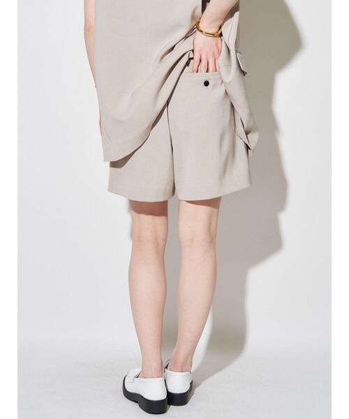 ELENDEEK（エレンディーク）の「タックハーフパンツ【セットアップ対応】（その他パンツ・レディース・ブラウン/アイボリー/チャコールグレー・01/02）」の5枚目の写真