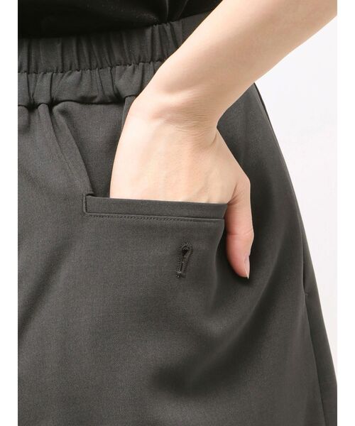 ELENDEEK（エレンディーク）の「タックハーフパンツ【セットアップ対応】（その他パンツ・レディース・ブラウン/アイボリー/チャコールグレー・01/02）」の14枚目の写真