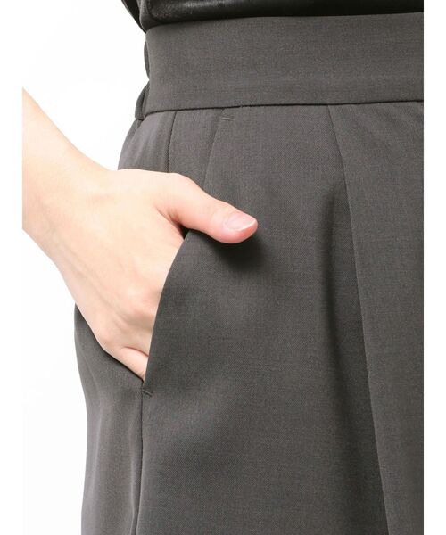 ELENDEEK（エレンディーク）の「タックハーフパンツ【セットアップ対応】（その他パンツ・レディース・ブラウン/アイボリー/チャコールグレー・01/02）」の15枚目の写真