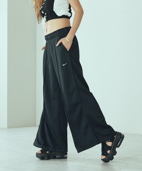 NIKE（ナイキ）の「ナイキ スポーツウェア ウィメンズ ミッドライズ ワイドレッグ トラックパンツ / Nike Sportswear Women's Mid-Rise Wide-Leg Track Pants IH8515-010 Black（その他パンツ・レディース・ブラック・XL/M/L/XS/S）」の2枚目の写真