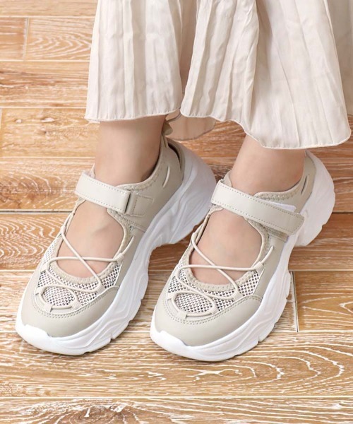 Bleu Bleuet(ブルーブルーエ)の「メッシュスニーカーサンダル(スニーカー・レディース・ベージュ/シルバー・MEDIUM/LARGE)」の4枚目の写真