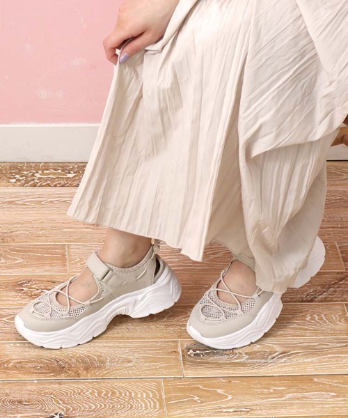 Bleu Bleuet(ブルーブルーエ)の「メッシュスニーカーサンダル(スニーカー・レディース・ベージュ/シルバー・MEDIUM/LARGE)」の5枚目の写真