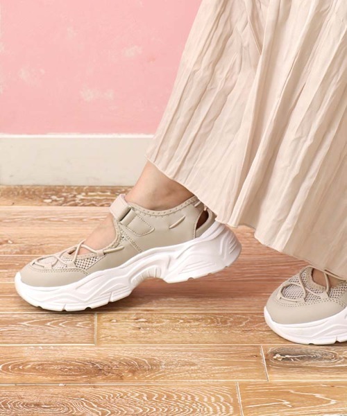 Bleu Bleuet(ブルーブルーエ)の「メッシュスニーカーサンダル(スニーカー・レディース・ベージュ/シルバー・MEDIUM/LARGE)」の6枚目の写真