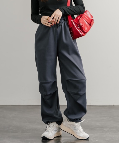 Rocky Monroe(ロッキーモンロー)の「ハイウエストドレープワイド膝タックスウェットパラシュートパンツ(スウェットパンツ・レディース・ブラック/ライトグレー/グレー/チャコール・L/M)」の4枚目の写真