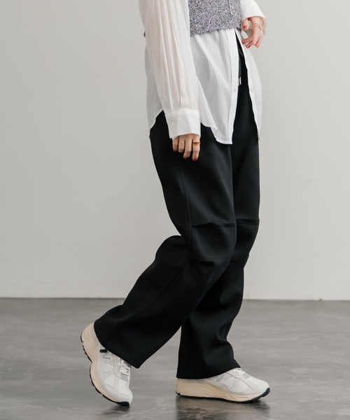 Rocky Monroe(ロッキーモンロー)の「ハイウエストドレープワイド膝タックスウェットパラシュートパンツ(スウェットパンツ・レディース・ブラック/ライトグレー/グレー/チャコール・L/M)」の2枚目の写真