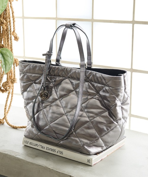 marco masi(マルコマージ)の「【MARCO MASI】2WAYハンドルキルトトート(トートバッグ・レディース・シルバー・フリー)」の2枚目の写真