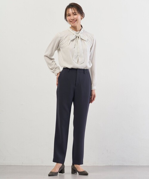 J.PRESS Ladies(J.プレス レディス)の「スエード幾何プリント ブラウス(シャツ/ブラウス・レディース・ホワイト系5/ネイビー系5・XS)」の3枚目の写真