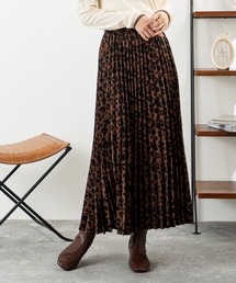 MILLION CARATS（ミリオンカラッツ）の「今季トレンドのアニマル柄を上品トーンで表現！細かなプリーツが縦ラインを強調して自然に体型カバー、すっきり着痩せ見え。ヒールにもブーツにも合う抜け感丈で、オフィスカジュアル～週末コーデまで幅広く活躍。合わせるトップスを選ばず、毎朝のコーデが即キマるアコーディオンスカート。（スカート）」