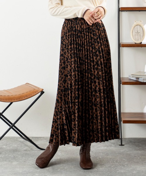 MILLION CARATS(ミリオンカラッツ)の「今季トレンドのアニマル柄を上品トーンで表現!細かなプリーツが縦ラインを強調して自然に体型カバー、すっきり着痩せ見え。ヒールにもブーツにも合う抜け感丈で、オフィスカジュアル~週末コーデまで幅広く活躍。合わせるトップスを選ばず、毎朝のコーデが即キマるアコーディオンスカート。(スカート・レディース・ブラウン/オフホワイト・FREE)」の2枚目の写真