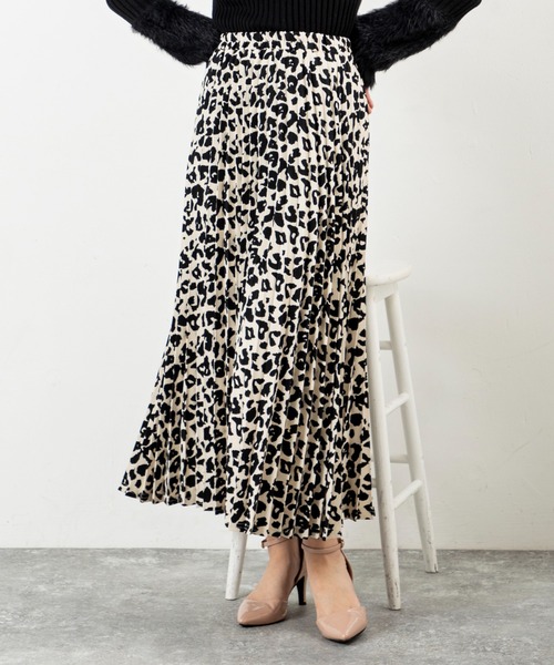 MILLION CARATS(ミリオンカラッツ)の「今季トレンドのアニマル柄を上品トーンで表現!細かなプリーツが縦ラインを強調して自然に体型カバー、すっきり着痩せ見え。ヒールにもブーツにも合う抜け感丈で、オフィスカジュアル~週末コーデまで幅広く活躍。合わせるトップスを選ばず、毎朝のコーデが即キマるアコーディオンスカート。(スカート・レディース・ブラウン/オフホワイト・FREE)」の1枚目の写真