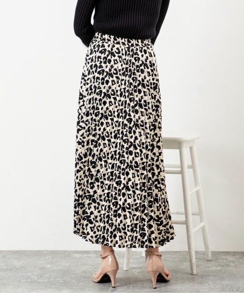 MILLION CARATS(ミリオンカラッツ)の「今季トレンドのアニマル柄を上品トーンで表現!細かなプリーツが縦ラインを強調して自然に体型カバー、すっきり着痩せ見え。ヒールにもブーツにも合う抜け感丈で、オフィスカジュアル~週末コーデまで幅広く活躍。合わせるトップスを選ばず、毎朝のコーデが即キマるアコーディオンスカート。(スカート・レディース・ブラウン/オフホワイト・FREE)」の5枚目の写真