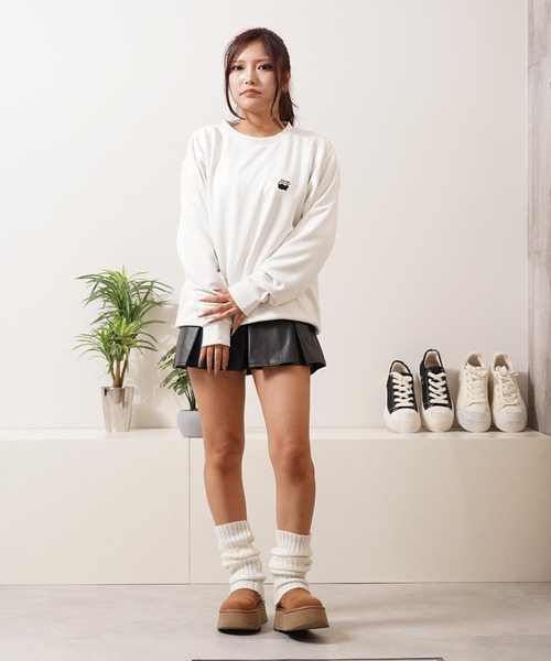 1111clothing(ワンフォークロージング)の「ガール&ネコ フェイクスエード トレーナー / Girl and Cat Faux Suede Sweatshirt(スウェット・メンズ・ブラック系1/ホワイト系1/ホワイト系2/ブラック系2・M/L)」の10枚目の写真
