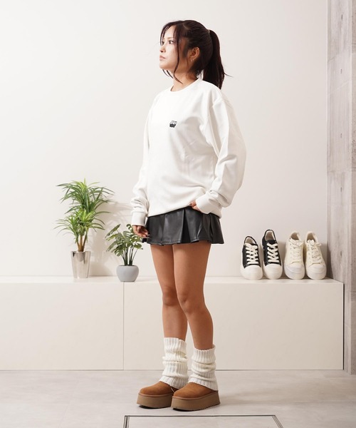 1111clothing(ワンフォークロージング)の「ガール&ネコ フェイクスエード トレーナー / Girl and Cat Faux Suede Sweatshirt(スウェット・メンズ・ブラック系1/ホワイト系1/ホワイト系2/ブラック系2・M/L)」の11枚目の写真