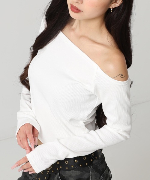 ANAP（アナップ）の「サイドギャザーオフショルダーリブトップス（Tシャツ/カットソー・レディース・ダークグレー/ホワイト/ブラック/クリア・F）」の2枚目の写真