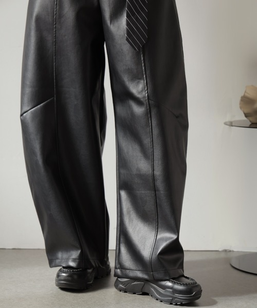 フェイクレザーカーブシルエットパンツ（その他パンツ）｜Ulysses