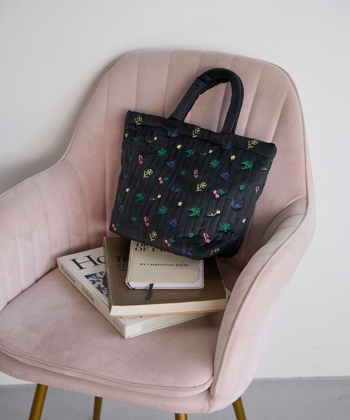 BAYFLOW（ベイフロー）の「刺繍ベルベットトート（トートバッグ・レディース・ブラック/ベージュ・FREE）」の2枚目の写真