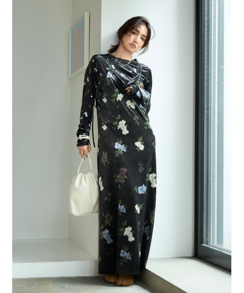 MIESROHE(ミースロエ)の「バックシャンベロアキャミワンピース(ワンピース・レディース・ブラック/ブラウン/イエロー・0/1)」の4枚目の写真
