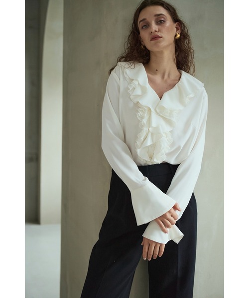 Estella.K(エステラケー)の「Becca Ruffled Blouse ラッフルプリーツブラウス(シャツ/ブラウス・レディース・ブラック/オフホワイト・FREE)」の2枚目の写真