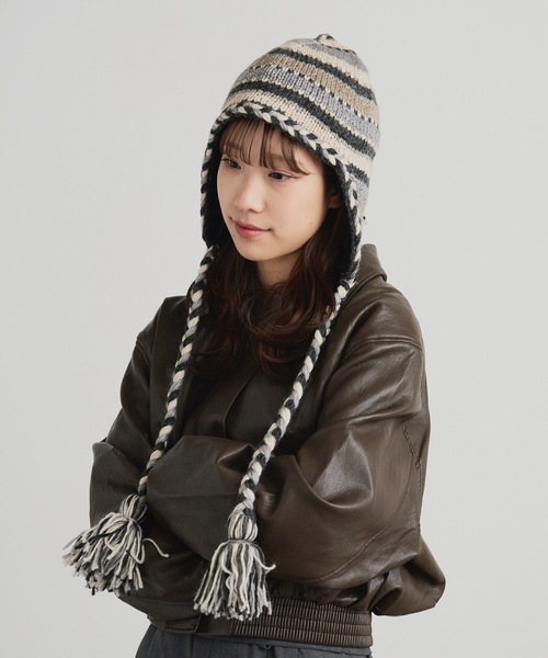 ROOPTOKYO（ループトウキョウ）の「OKUOKU 0909/オクオク ポンポン付き 耳当てボーダーニット帽 エスニック風（ニットキャップ/ビーニー・レディース・レッド/ブラック系その他/グレー系その他/ネイビー系・FREE）」の2枚目の写真