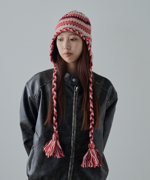 ROOPTOKYO（ループトウキョウ）の「OKUOKU 0909/オクオク ポンポン付き 耳当てボーダーニット帽 エスニック風（ニットキャップ/ビーニー・レディース・レッド/ブラック系その他/グレー系その他/ネイビー系・FREE）」の4枚目の写真