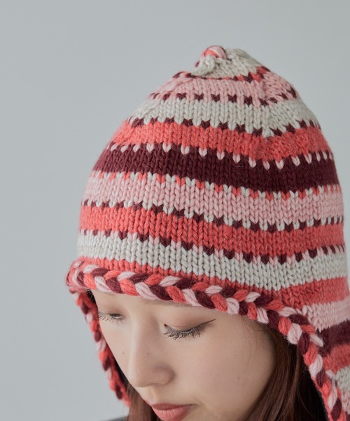 ROOPTOKYO（ループトウキョウ）の「OKUOKU 0909/オクオク ポンポン付き 耳当てボーダーニット帽 エスニック風（ニットキャップ/ビーニー・レディース・レッド/ブラック系その他/グレー系その他/ネイビー系・FREE）」の13枚目の写真