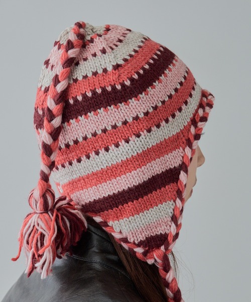 ROOPTOKYO（ループトウキョウ）の「OKUOKU 0909/オクオク ポンポン付き 耳当てボーダーニット帽 エスニック風（ニットキャップ/ビーニー・レディース・レッド/ブラック系その他/グレー系その他/ネイビー系・FREE）」の11枚目の写真
