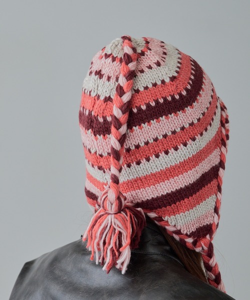 ROOPTOKYO（ループトウキョウ）の「OKUOKU 0909/オクオク ポンポン付き 耳当てボーダーニット帽 エスニック風（ニットキャップ/ビーニー・レディース・レッド/ブラック系その他/グレー系その他/ネイビー系・FREE）」の10枚目の写真