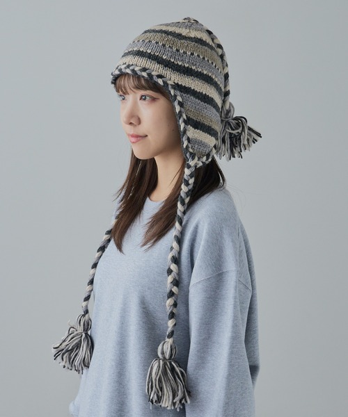 ROOPTOKYO（ループトウキョウ）の「OKUOKU 0909/オクオク ポンポン付き 耳当てボーダーニット帽 エスニック風（ニットキャップ/ビーニー・レディース・レッド/ブラック系その他/グレー系その他/ネイビー系・FREE）」の8枚目の写真