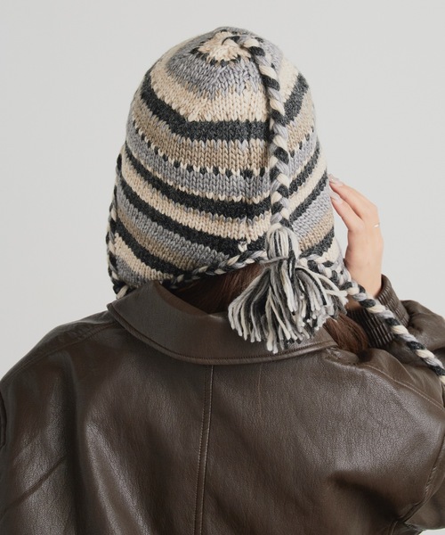 ROOPTOKYO（ループトウキョウ）の「OKUOKU 0909/オクオク ポンポン付き 耳当てボーダーニット帽 エスニック風（ニットキャップ/ビーニー・レディース・レッド/ブラック系その他/グレー系その他/ネイビー系・FREE）」の22枚目の写真