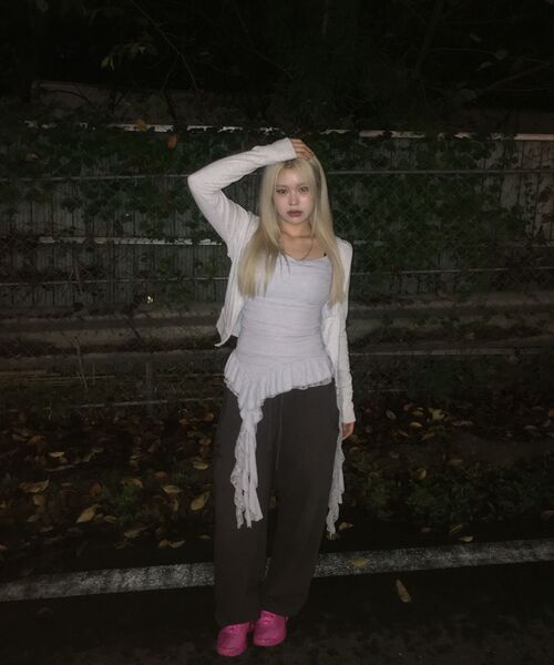 PLACE STUDIO(プレイススタジオ)の「レースフリルレイヤードスリムフィットサイドシャーリングナシスリーブレス_3COLOR(Tシャツ/カットソー・レディース・ホワイト/ブラック/グレー・FREE)」の6枚目の写真