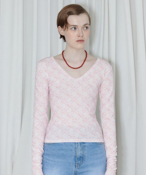 SINOON(シヌーン)の「PRINTED V-NECK LONG SLEEVE (LIGHT PINK)(Tシャツ/カットソー・レディース・ライトピンク・FREE)」の1枚目の写真