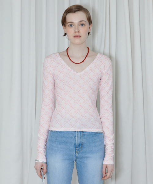 SINOON(シヌーン)の「PRINTED V-NECK LONG SLEEVE (LIGHT PINK)(Tシャツ/カットソー・レディース・ライトピンク・FREE)」の3枚目の写真