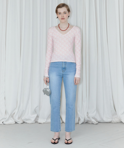 SINOON(シヌーン)の「PRINTED V-NECK LONG SLEEVE (LIGHT PINK)(Tシャツ/カットソー・レディース・ライトピンク・FREE)」の4枚目の写真