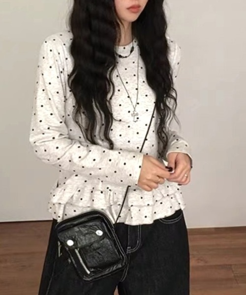 Vipoa(ヴィポア)の「フリルドット柄トップス(Tシャツ/カットソー・レディース・グレー・FREE)」の4枚目の写真