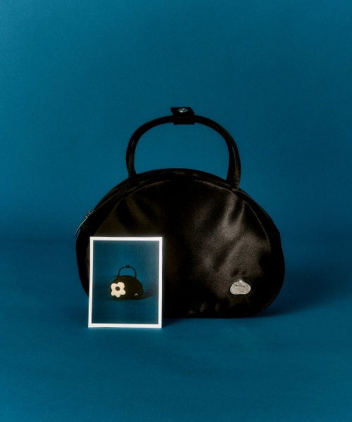 MARHEN.J(マルヘンジェイ)の「Stone Satin Mini Tote Bag(トートバッグ・レディース・クリーム/ピンク系その他/ブラウン/ブラック/スカイブルー・FREE)」の6枚目の写真