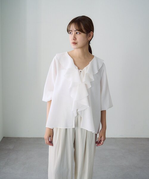 SHENERY(シーナリー)の「フリルカラーブラウス(シャツ/ブラウス・レディース・ベージュ/ブラック/オフホワイト・FREE)」の9枚目の写真