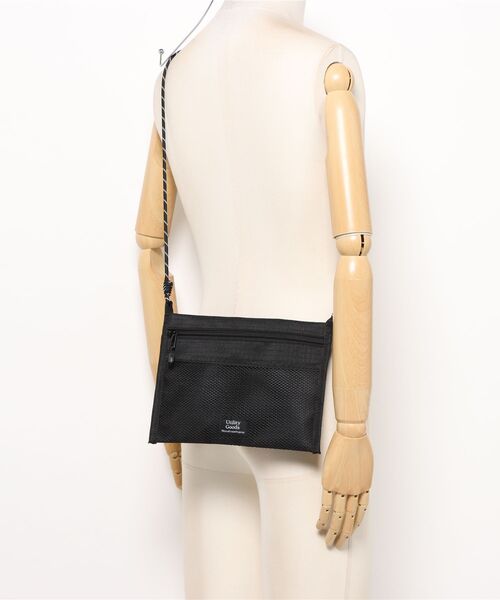 Right-on(ライトオン)の「【Right-on Basic】カラビナ付きポリエステルサコッシュ (軽量 / 多機能 / シンプルデザイン / アウトドア)(ボディバッグ/ウエストポーチ・メンズ・ブルー/ブラック・ONE SIZE)」の4枚目の写真