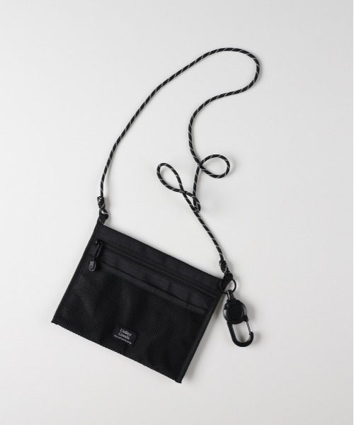 Right-on(ライトオン)の「【Right-on Basic】カラビナ付きポリエステルサコッシュ (軽量 / 多機能 / シンプルデザイン / アウトドア)(ボディバッグ/ウエストポーチ・メンズ・ブルー/ブラック・ONE SIZE)」の2枚目の写真