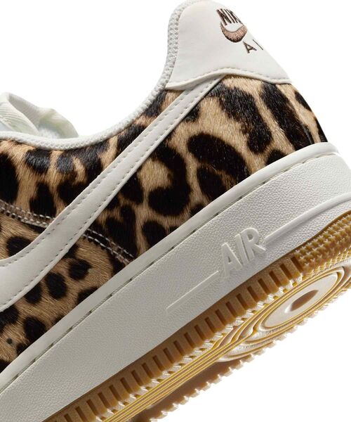 NIKE(ナイキ)の「ナイキ エア フォース 1 '07 ウィメンズシューズ / Nike Air Force 1 '07 Women's Shoes IB7695-200 Baroque Brown(スニーカー・レディース・ブラウン系その他・22/26/25.5/25/24.5/24/23.5/23/22.5)」の6枚目の写真