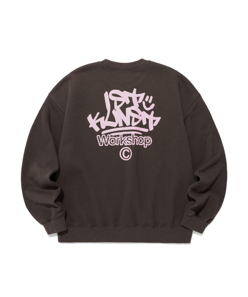 ISTKUNST(イストクンスト)の「IK TAG LOGO SWEATSHIRTS_BROWN(IK2EFMM451A)(スウェット・レディース・ブラウン・M/L/S)」の2枚目の写真