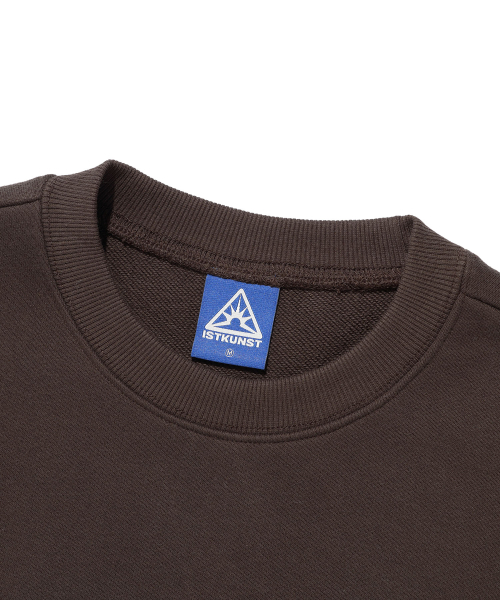ISTKUNST(イストクンスト)の「IK TAG LOGO SWEATSHIRTS_BROWN(IK2EFMM451A)(スウェット・レディース・ブラウン・M/L/S)」の3枚目の写真