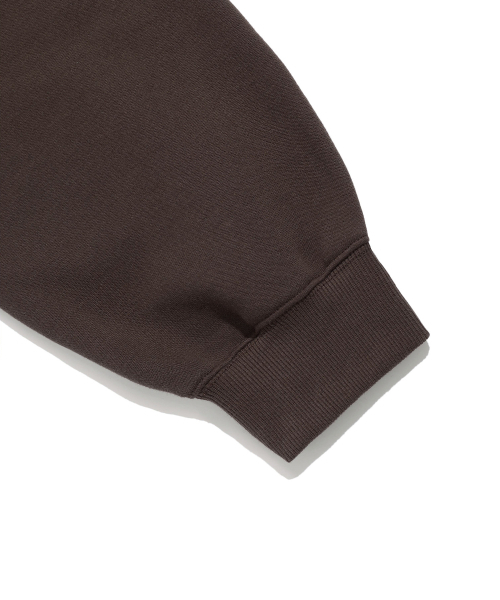 ISTKUNST(イストクンスト)の「IK TAG LOGO SWEATSHIRTS_BROWN(IK2EFMM451A)(スウェット・レディース・ブラウン・M/L/S)」の5枚目の写真