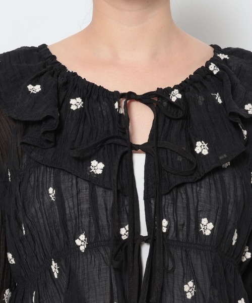 LOWRYS FARM（ローリーズファーム）の「ヨウリュウシシュウブラウス 663971（シャツ/ブラウス・レディース・アイボリー/ブラック・FREE）」の7枚目の写真