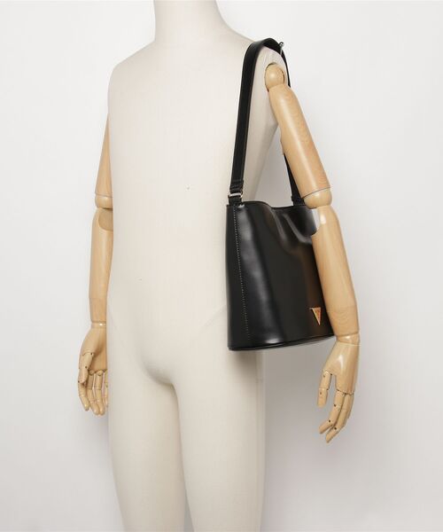 Guess（ゲス）の「TASHA BUCKET バッグ ショルダーバッグ バケットバッグ（ショルダーバッグ・レディース・ライトベージュ/ブラック/ライトブルー・ONE SIZE）」の7枚目の写真