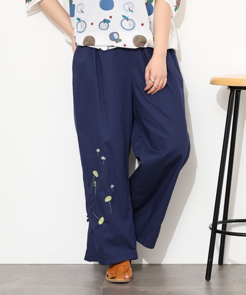 Emago（イマゴ）の「EMAGO たんぽぽ刺繍ﾃｰﾊﾟｰﾄﾞﾊﾟﾝﾂ（その他パンツ・レディース・アイボリー/ブラック/ネイビー・FREE）」の3枚目の写真