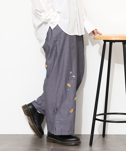 Emago（イマゴ）の「EMAGO たんぽぽ刺繍ﾃｰﾊﾟｰﾄﾞﾊﾟﾝﾂ（その他パンツ・レディース・アイボリー/ブラック/ネイビー・FREE）」の2枚目の写真