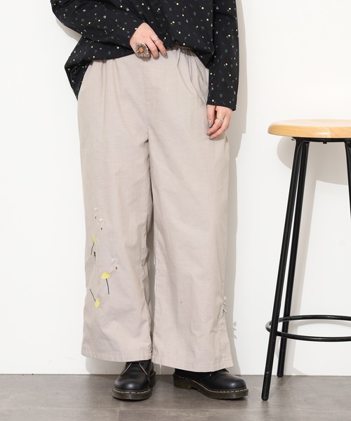 Emago（イマゴ）の「EMAGO たんぽぽ刺繍ﾃｰﾊﾟｰﾄﾞﾊﾟﾝﾂ（その他パンツ・レディース・アイボリー/ブラック/ネイビー・FREE）」の6枚目の写真